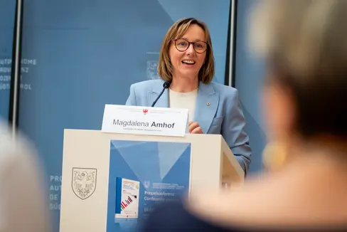 L'assessora provinciale al Lavoro Magdalena Amhof ha sottolineato che l'obiettivo principale è contribuire al miglioramento delle condizioni di lavoro di tutti i lavoratori e le lavoratrici così da per poter attivare più persone residenti in Alto Adige al mercato del lavoro (Foto: ASP/Fabio Brucculeri)