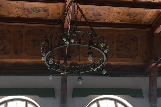 Particolarmente degna di essere conservata è la storica sala da pranzo dell'Hotel Posta, con le sue finestre ad arco, il soffitto in legno ed i lampadari in ferro battuto (Foto: ASP/Soprintendenza ai beni culturali)