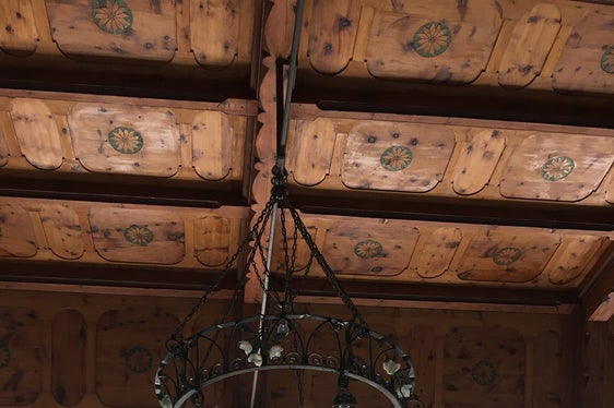 Particolarmente degna di essere conservata è la storica sala da pranzo dell'Hotel Posta, con le sue finestre ad arco, il soffitto in legno ed i lampadari in ferro battuto (Foto: ASP/Soprintendenza ai beni culturali)