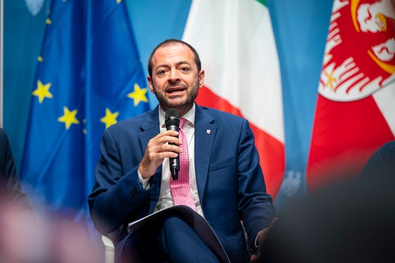 Für den Landesrat für italienische Bildung und Kultur, Marco Galateo, liegt der Mehrwert darin, Fachleute, Institutionen, Gemeinden und junge Menschen miteinander zu vernetzen. (Foto: LPA/Fabio Brucculeri)