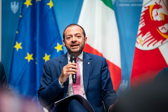 Für den Landesrat für italienische Bildung und Kultur, Marco Galateo, liegt der Mehrwert darin, Fachleute, Institutionen, Gemeinden und junge Menschen miteinander zu vernetzen. (Foto: LPA/Fabio Brucculeri)
