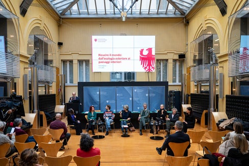 Mit unserem Lebensstil und dessen Auswirkungen auf die Umwelt befasste sich die Tagung Konsumstrategien, die das Landesamt für Abfallwirtschaft unter der Leitung von Direktor Giulio Angelucci am 27. November in Bozen organisiert hat. (Foto: LPA/Fabio Brucculeri)