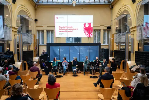 Mit unserem Lebensstil und dessen Auswirkungen auf die Umwelt befasste sich die Tagung Konsumstrategien, die das Landesamt für Abfallwirtschaft unter der Leitung von Direktor Giulio Angelucci am 27. November in Bozen organisiert hat. (Foto: LPA/Fabio Brucculeri)