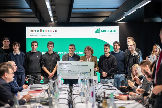 Landeshauptmann-Stellvertreterin Rosmarie Pamer hielt die Laudatio für die Scuola Specializzata Superiore di Tecnica in Bellinzona. Die Jugendlichen gewannen mit dem Projekt zur Fernverwaltung der Wasserversorgung der Springbrunnen den ersten Preis. (Foto: Kanton Tessin)