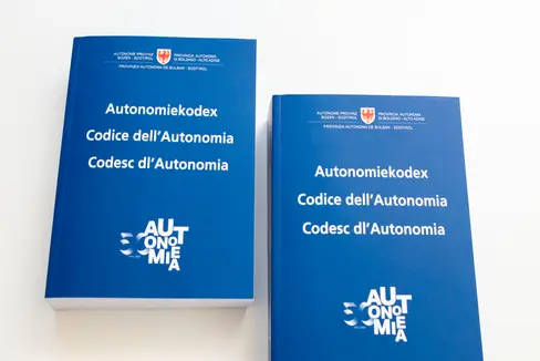 Das Generalsekretariat des Landes hat erstmals einen Autonomiekodex veröffentlicht, der die Rechtsquellen der Südtirol-Autonomie bündelt. (Foto: LPA/Fabio Brucculeri)
