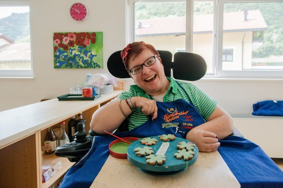 Kinder und Jugendliche mit Behinderungen und deren Familien können auf unterschiedliche Leistungen und Dienste zurückgreifen, die sie in ihrem Alltag unterstützen und begleiten. (Foto: LPA/Claudia Corrent)