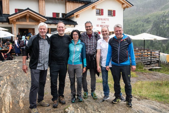 Apertura ufficiale della stagione dei rifugi (da sinistra): lo storico Sebastian Marseiler, l'assessore provinciale Massimo Bessone, la vicesindaca di Martell Heidi Gamper, il presidente della Provincia Arno Kompatscher, il gestore Uli Müller e il sindaco di Martell Georg Altstätter (Foto: ASP/Ivo Corrá)