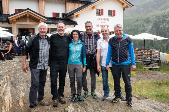 Apertura ufficiale della stagione dei rifugi (da sinistra): lo storico Sebastian Marseiler, l'assessore provinciale Massimo Bessone, la vicesindaca di Martell Heidi Gamper, il presidente della Provincia Arno Kompatscher, il gestore Uli Müller e il sindaco di Martell Georg Altstätter (Foto: ASP/Ivo Corrá)