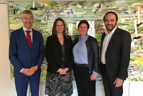 Seit Ende Mai ist Judith Gögele Schmid (3.v.l.) die neue VVB-Präsidentin: Im Bild (v.l.) mit Vize-VBB-Präsident Alexander Gasser, Intendantin Irene Girkinger und Landesrat Philipp Achammer. (Foto: LPA/Nicole Abler)