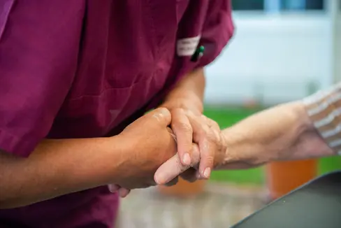 In Südtirols Seniorenwohnheimen soll der Bereich der Tagespflege ausgebaut werden, vor allem um damit Entlastungsangebote für pflegende Angehörige zu schaffen. Das Land unterstützt nötige Umbauarbeiten in den Seniorenwohnheimen dabei mit finanziellen Beiträgen. (Foto: LPA/Claudia Corrent)