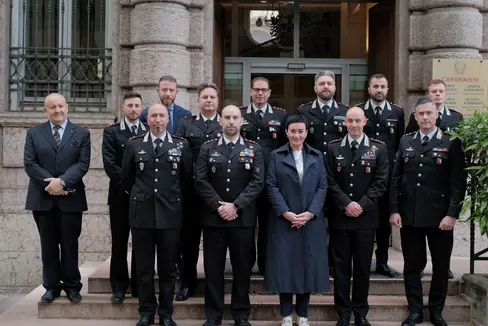 Landesrätin Ulli Mair sucht das Gespräch und den Austausch mit den Sicherheitskräften im Land. Am Donnerstag traf sie den Landeskommandanten der Carabinieri, Oberst Raffaele Rivola (im Bild rechts neben Ulli Mair) und die Kommandanten der Carabinierikompanien und einiger in Bozen stationierten Einheiten. (Foto: LPA/Lukas Forer)