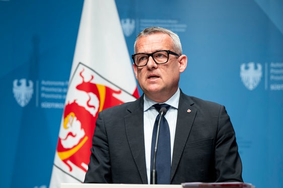 Leistungsfähige Strukturen sind die Grundlage für eine gute Versorgung und funktionierende Dienste vor Ort. Deshalb setzen wir gezielt Investitionen, um diese weiter zu stärken und an künftige Anforderungen anzupassen, erklärte Hochbau- und Vermögenslandesrat Christian Bianchi. (Foto: LPA/Fabio Brucculeri)