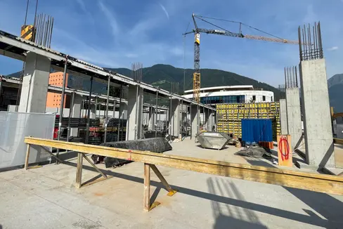 A Maia Bassa, le due scuole professionali in lingua italiana Marconi e Lévinas saranno ospitate all'interno di un unico e moderno edificio scolastico. Oggi è stata posata la prima pietra. (Foto: ASP/Gnews)