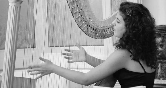 Ruth Morandi accompagnerà musicalmente la serata con la sua arpa. (Foto: Matinee Laurin)