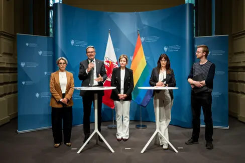 Gemeinsam für Vielfalt und Toleranz: Gleichstellungsrätin Brigitte Hofer, Landeshauptmann Arno Kompatscher, die Bozner Stadträtin Johanna Ramoser, Amtsdirektorin Karin Ranzi und der Präsident von Centaurus Mattia Di Pierro beim Auftakt zum Pride Month. (Foto: LPA/Fabio Brucculeri)