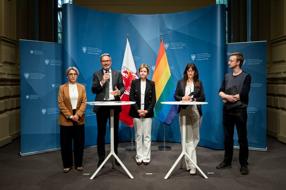 Gemeinsam für Vielfalt und Toleranz: Gleichstellungsrätin Brigitte Hofer, Landeshauptmann Arno Kompatscher, die Bozner Stadträtin Johanna Ramoser, Amtsdirektorin Karin Ranzi und der Präsident von Centaurus Mattia Di Pierro beim Auftakt zum Pride Month. (Foto: LPA/Fabio Brucculeri)