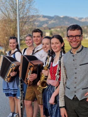 Die Südtiroler Teilnehmenden in der Kategorie Volksmusik-Ensemble kommen aus dem Sozialwissenschaftlichen Gymnasium mit Landesschwerpunkt Musik in Meran: Leni Weiss, Lea Lechthaler, Max Raffl, Lena Unterkofler und Paula Averkamp (von links) sind das Volksmusikensemble GYMME, im Bild mit Lehrer Hannes Premstaller (ganz rechts im Bild). (Foto: LPA/Landesmusikschuldirektion/privat)