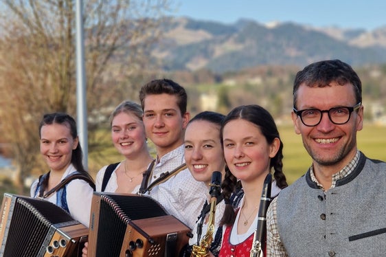 I partecipanti altoatesini nella categoria ensemble di musica popolare provengono dal Liceo sociale con indirizzo musicale di Merano: Leni Weiss, Lea Lechthaler, Max Raffl, Lena Unterkofler e Paula Averkamp (da sinistra) formano l'ensemble di musica popolare GYMME, nella foto con l'insegnante Hannes Premstaller (all'estrema destra). (Foto: USP/Direzione provinciale Scuola musicale tedesca e ladina/privata)