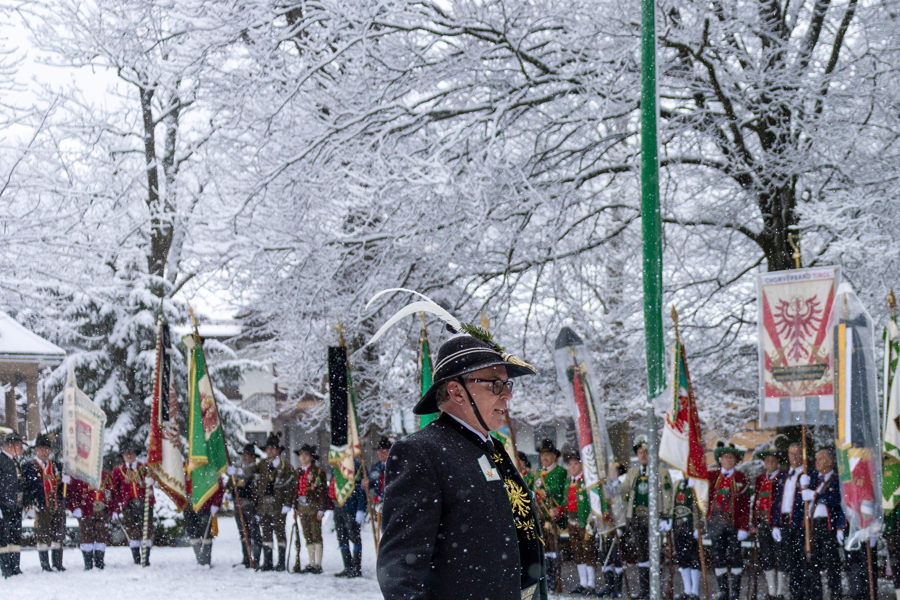 Numerose organizzazioni e formazioni d'onore si sono riunite al Bergisel in occasione del 216° anniversario della morte di Andreas Hofer. (Foto: Land Tirol/Sedlak)