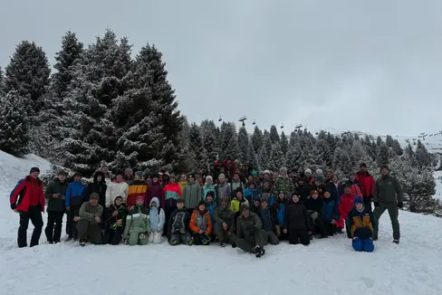 An die 180 Schülerinnen und Schüler und Lehrpersonen der Brixner Mittelschule Oswald von Wolkenstein und der Landesberufsschule Tschuggmall haben bei den Wintertagen auf der Plose viel über Wald und Schnee erfahren. (Foto: LPA/Forstinspektorat Brixen)