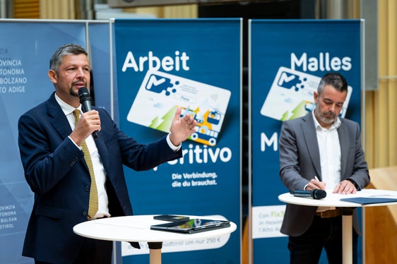Quando il trasporto pubblico è semplice, conveniente e vicino alla vita quotidiana delle persone, viene scelto”, sottolinea l'assessore provinciale alla Mobilità Daniel Alfreider, inquadrato a sinistra nella foto, scattata durante la presentazione del pass a maggio 2025 assieme al direttore generale di STA, Joachim Dejaco. (Foto: USP/Fabio Brucculeri)