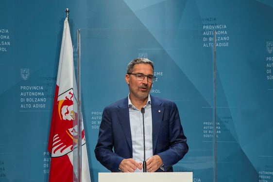 LH Kompatscher heute (12. Oktober) nach Sitzung der Landesregierung zum Sammelgesetz Nr. 5: Wir werden die in den Artikeln enthaltenen und aus unserer Sicht autonomen Zuständigkeiten des Landes Südtirol verteidigen. (Foto: LPA/Fabio Brucculeri)