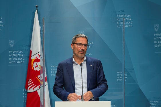 LH Kompatscher heute (12. Oktober) nach Sitzung der Landesregierung zum Sammelgesetz Nr. 5: Wir werden die in den Artikeln enthaltenen und aus unserer Sicht autonomen Zuständigkeiten des Landes Südtirol verteidigen. (Foto: LPA/Fabio Brucculeri)