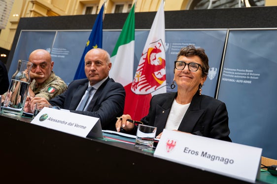 Alessandra dal Verme, direttore dell'Agenzia del Demanio, mentre sta per sottoscrivere uno dei tre atti firmati a Palazzo Widmann assieme a Provincia autonoma di Bolzano, Ministero dell'Interno e Ministero della Difesa. Alla sua sinistra il segretario generale della Difesa, consigliere Fabio Mattei, e il capo di Stato Maggiore dell'Esercito, generale di Corpo d'Armata Carmine Masiello. (Foto: USP/Fabio Brucculeri)