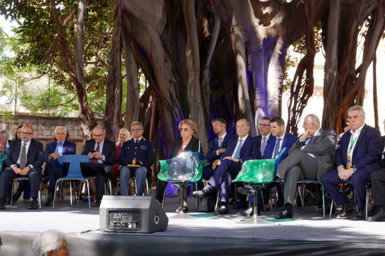 L'assessore provinciale Daniel Alfreider (al centro, dietro Maria Falcone) sul palco della presentazione del Museo del Presente e della Memoria della lotta alle mafie. (Foto: ASP/Ingo Dejaco)