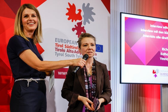 Vesna Caminades (rechts) ist seit 20 Jahren Direktorin des Südtirolbüros in der Vertretung der Euregio in Brüssel. Sie berichtete mit Moderatorin Claudia Messner, Direktorin der Agentur für Presse und Kommunikation, von ihrer Arbeit. (Foto: Euregio/Elio Germani)