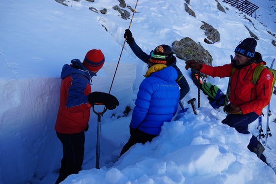 Zur praktischen Fortbildung der Lawinenkommissionsmitglieder gehört auch die Erstellung eines Schneeprofils, im Bild beim Kurs am 10. Februar in Pfelders im hinteren Passeiertal (Foto: LPA/Landesamt für Meteorologie und Lawinenwarnung/Michela Munari)