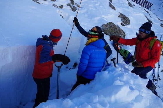 L'addestramento pratico dei membri della commissione valanghe comprende anche la creazione di uno spazio sulla neve. (Foto: ASP/Ufficio Meteorologia e prevenzione valanghe/Michela Munari)