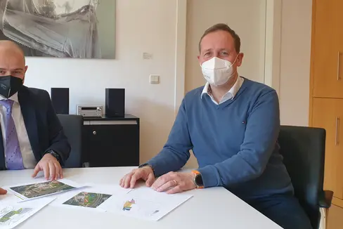 Sicherheit gewährleisten und Vermögenswert steigern: Das ist das Ziel der Instandhaltungsmaßnahmen der Landesvermögensabteilung, wie Direktor Daniel Bedin (l.) und Vermögenslandesrat Bessone (r.) betonen. (Foto: LPA/Anna Pitarelli)