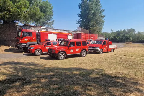 Im Netzwerk des Zivilschutzes beteiligte sich auch ein Konvoi aus Südtirol am Schutz des Naturerbes und der Sicherheit der Menschen, die rund um den Vulkan leben und arbeiten. (Foto: LPA/Berufsfeuerwehr Bozen)