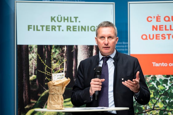 Dobbiamo tornare a ricordare le funzioni fondamentali del bosco: L'assessore alle Foreste Luis Walcher alla presentazione della campagna. (Foto: USP/Fabio Brucculeri)