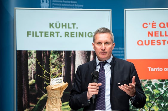 Wir müssen die Grundfunktionen des Waldes wieder mehr in Erinnerung rufen: Forstwirtschaftslandesrat Luis Walcher bei der Vorstellung der Kampagne Waldatem - respiro del bosco - fla dl bosch am 20. März im Pressesaal im Landhaus 1 in Bozen. (Foto: LPA/Fabio Brucculeri)