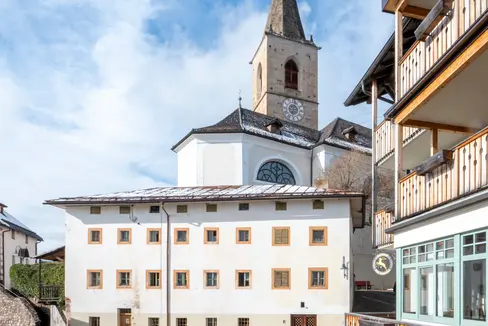 Un edificio che caratterizza da secoli il centro del paese di San Genesio. La Giunta ha dato il via libera, dopo la richiesta del Comune, al vincolo diretto di tutela storico-artistica per il vecchio Ospizio. Ora, mantenendone fedelmente le sue caratteristiche originarie, l'edificio verrà utilizzato come spazio per la collettività. (Foto: Soprintendenza provinciale ai beni culturali/Manuela Tessaro)