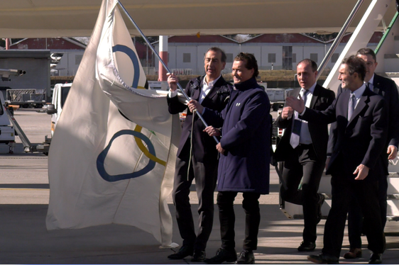 Il vessillo olimpico giunto in Italia inaugura ufficialmente l'avventura di Milano-Cortina 2026 (Foto ASP)