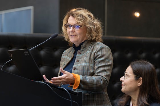 Das Abkommen ist mehr als eine technische Vereinbarung, es ist die Basis für eine finanzielle Unterstützung für jene, die ihr ganzes Leben gearbeitet haben und dennoch nun Schwierigkeiten haben, über die Runden zu kommen, sagte Soziallandesrätin Rosmarie Pamer. (Foto: LPA/Tiberio Sorvillo)