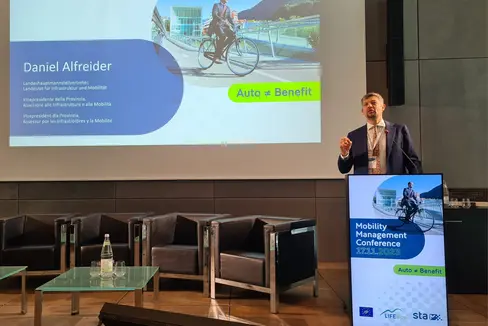 Jeder Südtiroler Betrieb sollte überlegen, wie Verkehrsströme nachhaltig und effizient gesteuert werden können, sagte Mobilitätslandesrat Daniel Alfreider bei der Tagung Auto≠Benefit . (Foto: STA/Delvai)