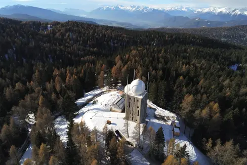 I lavori di sostituzione del radar meteo sul monte Macaion sono iniziati nel maggio 2022. Il vecchio impianto è stato sostituito con un moderno impianto doppler. (Foto: ASP/Ufficio provinciale meteorologia e prevenzione valanghe)