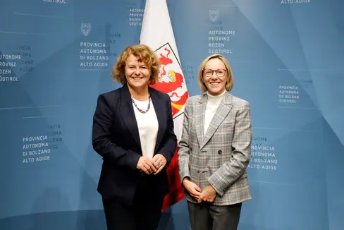 Die Landesrätinnen Rosmarie Pamer und Magdalena Amhof sind von der Bedeutung des Genossenschaftswesens überzeugt und wollen daran festhalten. (Foto: LPA/Hannes Wisthaler)