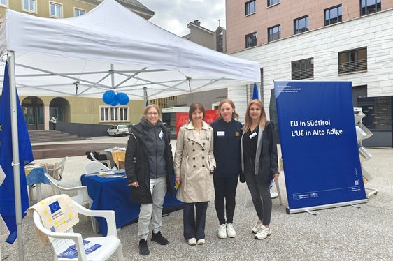 Sie betreuten heute Vormittag den Informationsstand von Europe Direct Südtirol am Silvius-Magnago-Platz: Im Bild (von links): Anna Segatini (Europe Direct), Katalin Szabó (Amt für Jugendarbeit), Giada Giuliani (Europe Direct) und Judith Hochkofler (Abteilung Europa). (Foto: LPA/Ursula Pirchstaller)