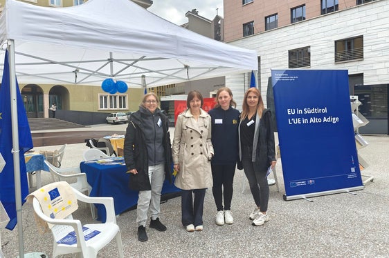 Sie betreuten heute Vormittag den Informationsstand von Europe Direct Südtirol am Silvius-Magnago-Platz: Im Bild (von links): Anna Segatini (Europe Direct), Katalin Szabó (Amt für Jugendarbeit), Giada Giuliani (Europe Direct) und Judith Hochkofler (Abteilung Europa). (Foto: LPA/Ursula Pirchstaller)