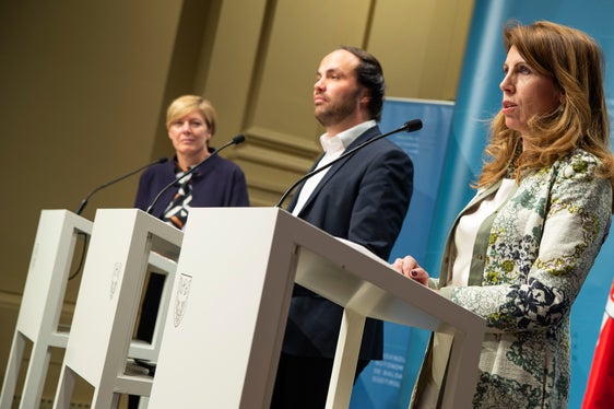 Die Pressekonferenz zur neuen Förderschiene für Unternehmerinnen im Landespressesaal (Foto: LPA/Fabio Brucculeri)