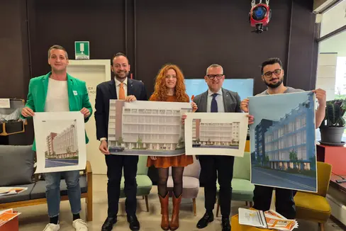 Il futuro comincia ora. Il centro coworking DRIN proseguirà le sue attività anche durante la chiusura temporanea dell'attuale sede nella palazzina degli ex Telefoni di stato. Nella foto (da destra), Samuele Marzola (DRIN), l'assessore Christian Bianchi, Chiara Sartori (DRIN), il vicepresidente Marco Galateo e Aaron Damian (DRIN). (Foto: USP/Gianluca Crocco)