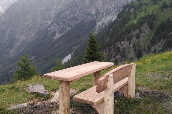 Zu den Instandhaltungsarbeiten am Wanderwegenetz gehört auch die Errichtung von Besuchereinrichtungen wie an diesem Rastplatz im Naturpark Rieserferner-Ahrn. (Foto: Forstinspektorat Welsberg)