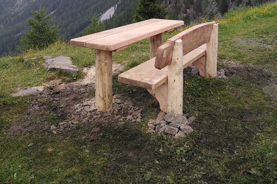Zu den Instandhaltungsarbeiten am Wanderwegenetz gehört auch die Errichtung von Besuchereinrichtungen wie an diesem Rastplatz im Naturpark Rieserferner-Ahrn. (Foto: Forstinspektorat Welsberg)