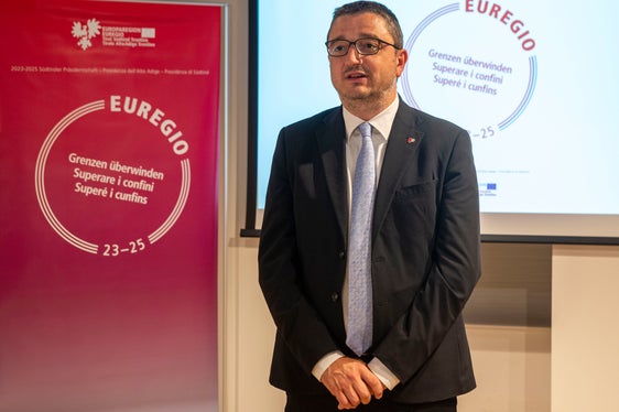 Il Governatore del Trentino Walter Fugatti: per promuovere un'ampia partecipazione democratica nell'Euregio, abbiamo lavorato duramente per attuare le riforme avviate sotto la presidenza tirolese. (Foto: ASP/Fabio Brucculeri)