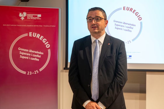 Il Governatore del Trentino Walter Fugatti: per promuovere un'ampia partecipazione democratica nell'Euregio, abbiamo lavorato duramente per attuare le riforme avviate sotto la presidenza tirolese. (Foto: ASP/Fabio Brucculeri)